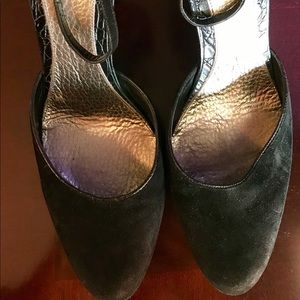 Black suede Enzo Angiolini pump